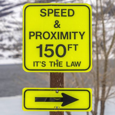 Kare çerçeve Ok ile parlak sarı Hız ve Yakınlık yol işareti yakın