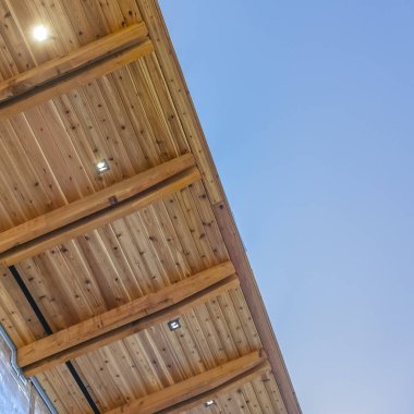 Kare Arka planda mavi gökyüzü ile bir binanın düz çatı alt