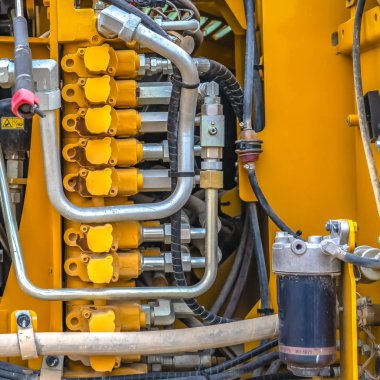 Kare kare Bir inşaat makinesine güç veren motorun ayrıntıları