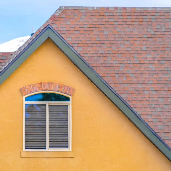 Cornice quadrata Primo piano dell'esterno di una casa con cielo blu nel — Foto Stock