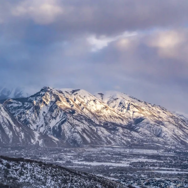 Carré Majestueux montagne couverte de neige sous le ciel bleu avec g — Photo