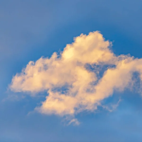 Quadrato Cottony cornice nuvole bianche isolate contro un blu vivido — Foto Stock