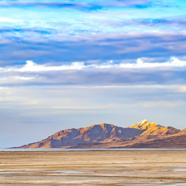 Plac rozległy piaszczysty brzeg jeziora pod jasnym błękitnym niebie z Thi — Zdjęcie stockowe