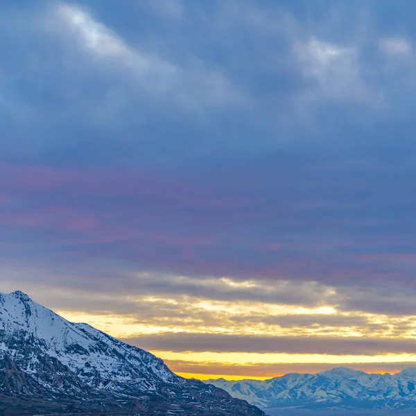Čtvercový rám Panorama klidného jezera a majestátní hory pokryté sněhem — Stock fotografie