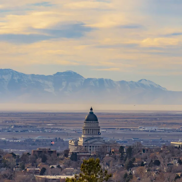 Marco cuadrado Panorama del centro de Salt Lake City contra majestuosa montaña y cielo nublado — Foto de Stock