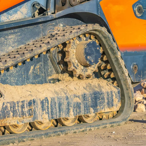 Quadratische Nahaufnahme der schmutzigen Gummispur eines Schwerlastfahrzeugs — Stockfoto