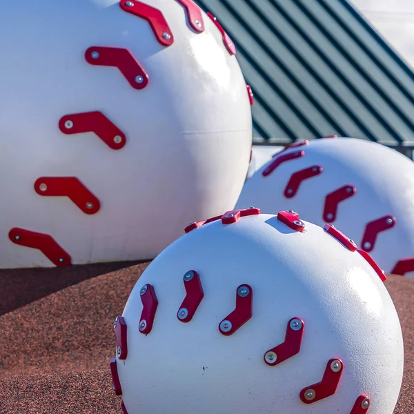 Plaza Gran decoración de béisbol en un parque infantil visto en un sol — Foto de Stock