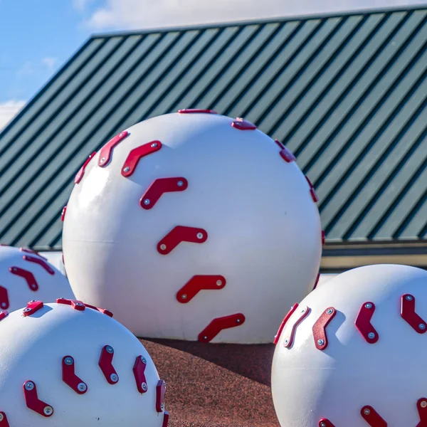 正方形のフレーム上で見た遊び場で大きな野球の装飾 — ストック写真