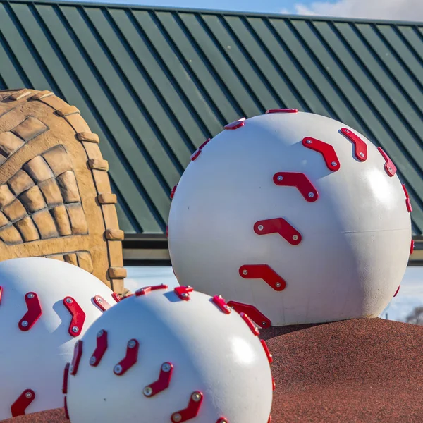Cadre carré Énorme décoration de baseball sur le dessus d'un monticule brun à — Photo