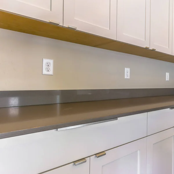 Кухня интерьера дома с белыми шкафами — стоковое фото