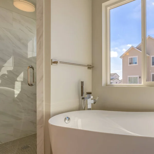 Square Bathtub and separate shower inside the bathroom of a new home — Stock Photo, Image