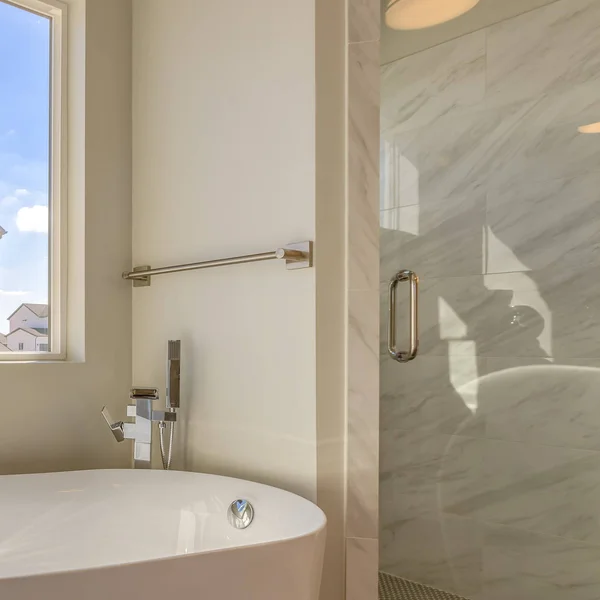 Quadratische Badewanne und separate Dusche im Badezimmer eines neuen Hauses — Stockfoto