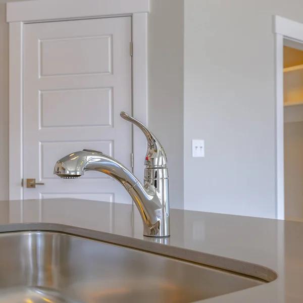 Quadratischer Rahmen aus glänzendem Edelstahl Spüle und Wasserhahn auf der Arbeitsplatte in einer Küche — Stockfoto