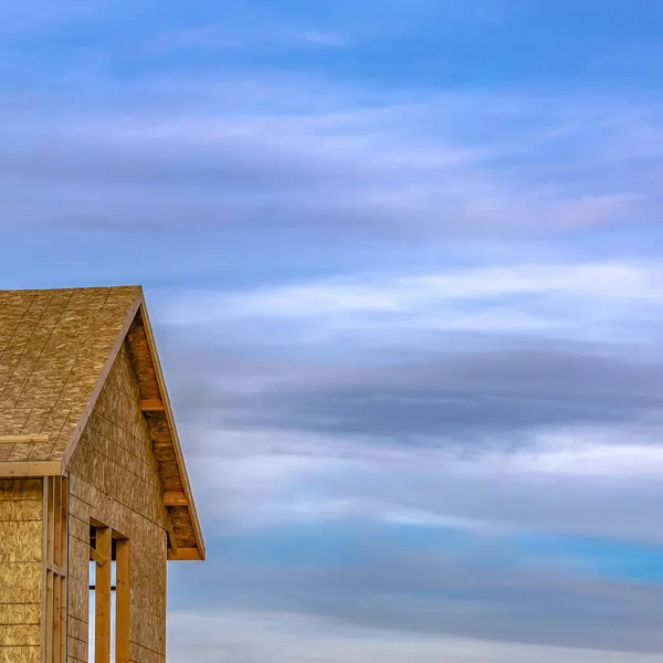 Vierkant frame close-up van de buitenkant van een onvoltooide huis op een bouwplaats — Stockfoto