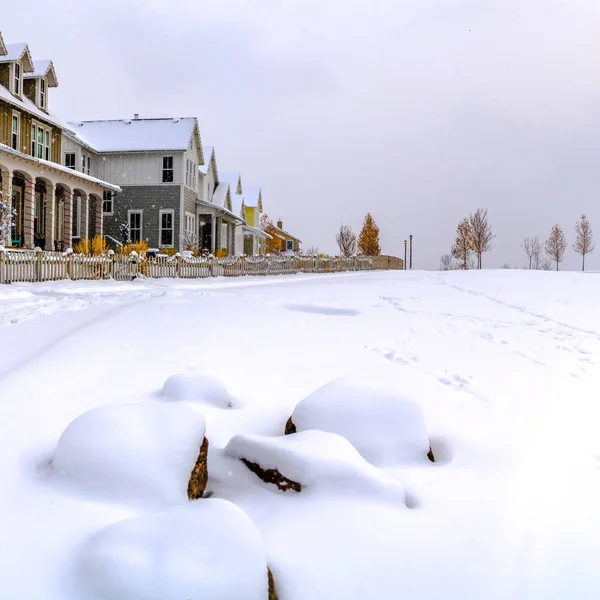 Quadratischer Rahmen puderweißer Schnee bedeckt den Boden unter bewölktem Himmel im Winter — Stockfoto