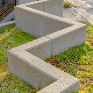 Salt Lake City'de açık merdivenlere bağlı Kare Beton blok bariyeri