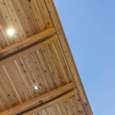 Kare çerçeve Arka planda mavi gökyüzü ile bir binanın düz çatı alt