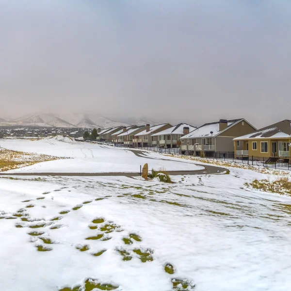 Kare çerçeve Kışın taze kar ile kaplı yemyeşil bir vadide Charming evler — Stok fotoğraf