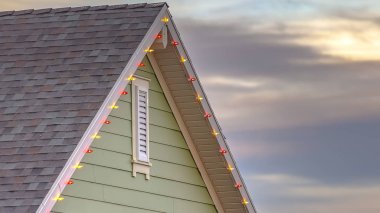 Bulutlu sk karşı renkli ışıklar ile gri çatı yakın