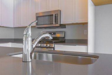 Parlak sayısı musluk ve lavabo ile Modern mutfak iç