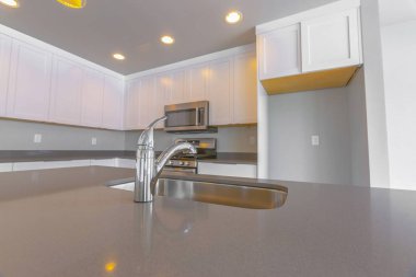 Parlak musluk yakın yeni bir ev Modern mutfak bir