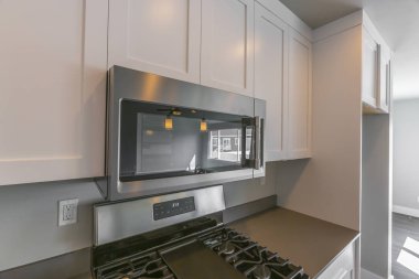 Wal monte mikrodalga ve ahşap dolaplar yakın