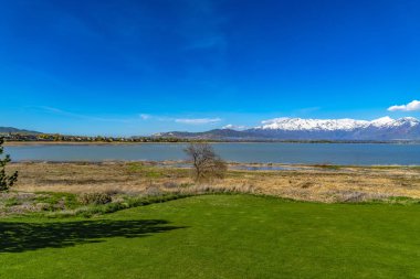 Canlı altında karlı zirve ile sakin bir göl ve dağ Panorama