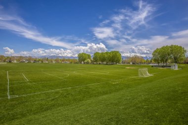 Futbol gol net ve beyzbol tribünleri ile Engin spor alanı olmak