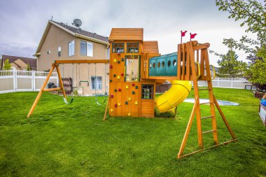 Slayt salıncaklar playhouse kule ve tırmanma ile oyun alanı yapısı