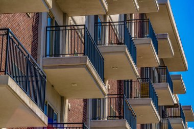 Bir konut binasının küçük balkonlarının kapatılması