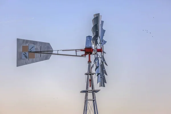 Vista lateral de uma bomba de vento com as lâminas e cauda ligados a um — Fotografia de Stock