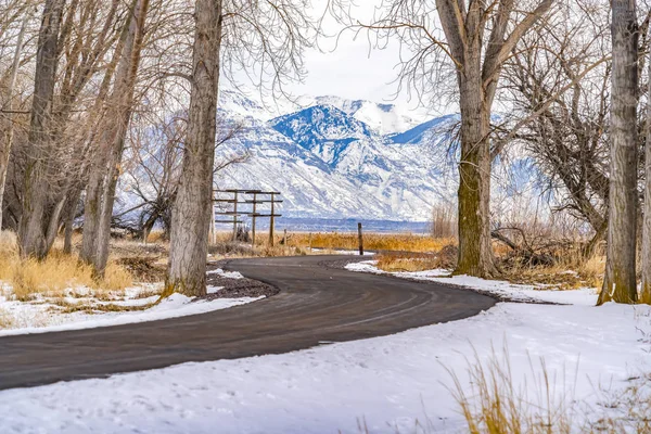 Camino serpenteando a través del suelo cubierto de nieve con hierbas y torres — Foto de Stock