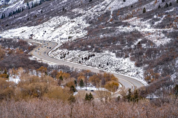 Panorama de un camino que serpentea a través de una inmensa montaña con — Foto de Stock