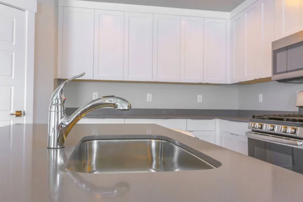 Küche Innenraum eines neuen Hauses mit Nahsicht auf die glänzende — Stockfoto
