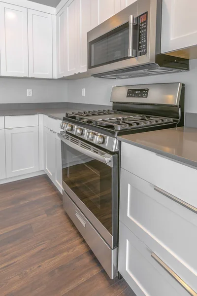 Moderne Kücheneinrichtung eines Hauses mit glänzendem Herd und Wandmou — Stockfoto