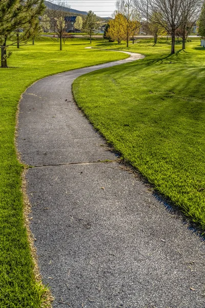 Uzaktaki evlerin önündeki yola çıkan bir yolun kapatılması