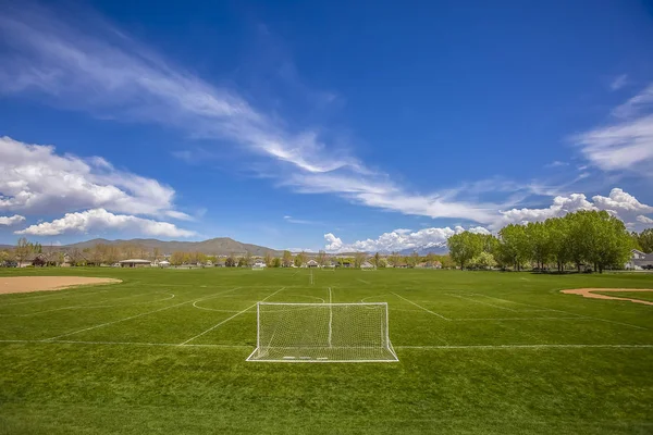 Terrain de football avec vue panoramique sur la montagne imposante et b dynamique — Photo