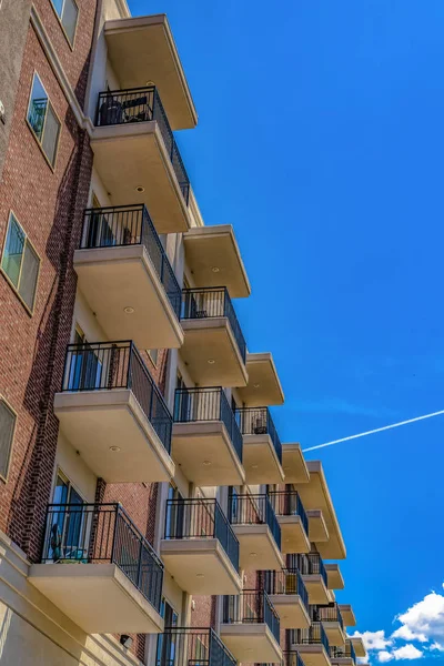 Små balkonger i ett bostadshus med exteriör röd BRIC — Stockfoto
