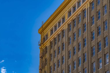 Acil çıkış için açık merdivenli modern bir binanın dış