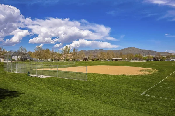 Terrain de baseball avec vue sur la montagne et ciel bleu nuageux par une journée ensoleillée — Photo