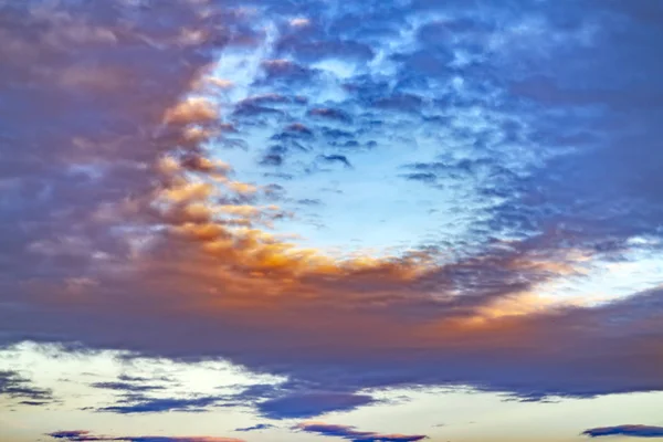 Panorama sfocato con spesse nuvole grigie che riempiono il cielo sconfinato al tramonto — Foto Stock