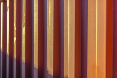 Güneşli bir günde kırmızımsı kahverengi oluklu duvarın yakından görünümü