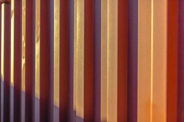 Widok z bliska czerwonawo-brązowej ściany falistej w słoneczny dzień — Zdjęcie stockowe