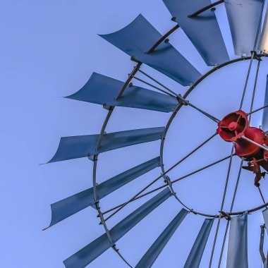 Kare Açık mavi gökyüzü arka plan ile bir rüzgar pompası birden fazla bıçakları kadar yakın
