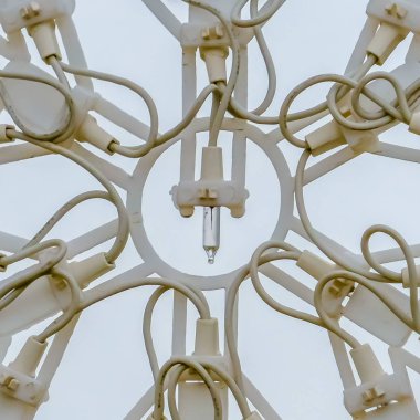 Kare Bulanık gökyüzü ve ağaca karşı beyaz bir kar tanesi Noel dekorasyon u kadar kapat