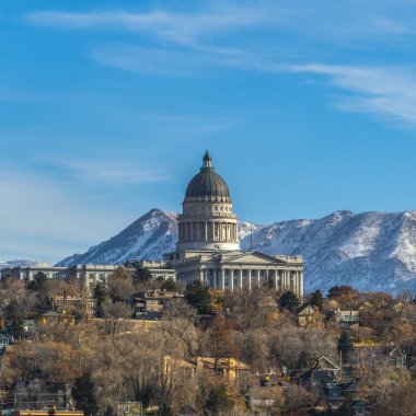 Çerçeve Kare Salt Lake City evlerin üzerinde yükselen görkemli Utah Devlet Sermaye Binası