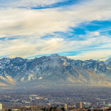 Kare Kare Panorama şehir Salt Lake City dağ ve canlı bulutlu gökyüzüne karşı