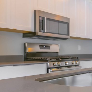 Çerçeve Kare Modern bir mutfak içinde musluk ve lavabo ile parlak bir tezgah kadar yakın