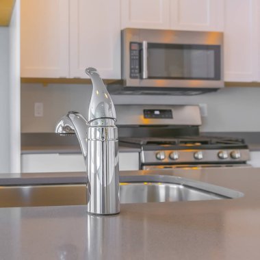 Parlak musluk ve lavabo yakın ile Çerçeve Kare Modern mutfak iç