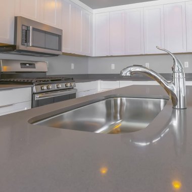 Bir evin modern mutfak içinde musluk ve lavabo ile Çerçeve Kare Parlak tezgah